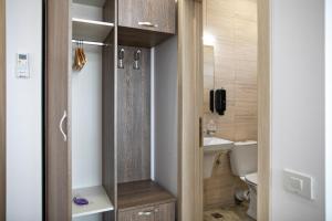 La salle de bains est pourvue de toilettes et d'un lavabo. dans l'établissement Airport House, à Otopeni