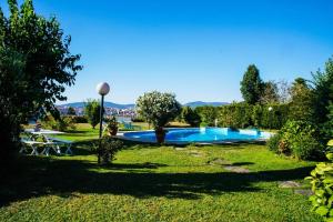 un patio con piscina en el césped en Chalet con piscina y 2000 m de jardín, en Vigo