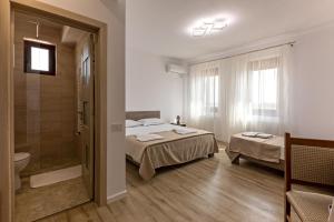 Zimmer mit 2 Betten und einem Bad mit Dusche in der Unterkunft Airport House in Otopeni