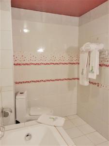 A bathroom at Hotel le Monarque Palace