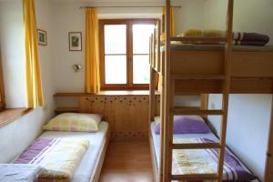2 Etagenbetten in einem Zimmer mit Fenster in der Unterkunft Tiefhof in Nauders