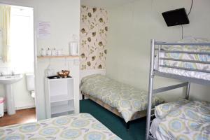 Katil atau katil-katil dalam bilik di Tobermory Hotel