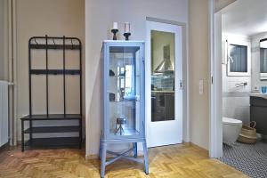 - une salle de bains pourvue d'un miroir bleu dans l'établissement Photographers House, à Athènes