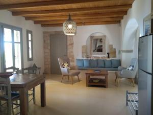 Η κουζίνα ή μικρή κουζίνα στο Villa Faragas +33 φωτογραφίες