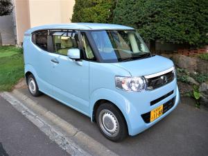 ein kleiner blauer Van auf einer Straße geparkt in der Unterkunft Minpaku Mon in Sapporo