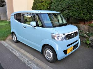 un piccolo furgone blu parcheggiato in strada di Minpaku Mon a Sapporo