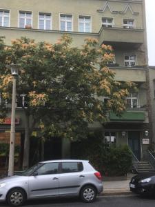 une voiture argentée garée devant un immeuble dans l'établissement Sweet Home Inside Dresden Apartment One, à Dresde