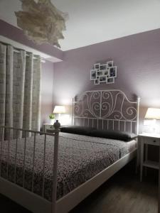 una camera con un letto e due tavoli con lampade di MALVARROSA a Cullera