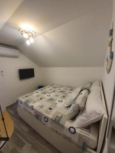 Una cama de hospital en una habitación con TV en Kuća Lukin, en Betina