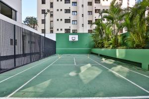 an empty tennis court in the middle of a building at Roomo Transamerica SP Itaim Bibi in Sao Paulo
