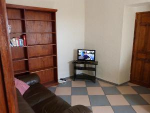 a living room with a television on a table with a couch at Mi Casa in Oria