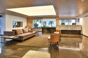 a living room with a couch and a table at Roomo Residencial Itaim Bibi by Transamérica in São Paulo