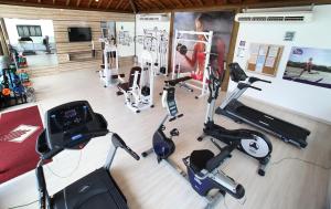 einen Blick über einen Fitnessraum mit Kardiogeräten in der Unterkunft Camaçari Plaza Hotel in Camaçari