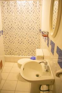 a bathroom with a sink and a toilet at Hostal Siglo 21 in Tacna