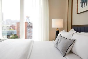 Postel nebo postele na pokoji v ubytování The Whitney Hotel Boston