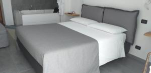 A bed or beds in a room at La Stella delle Alpi Még 37 kép