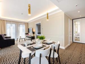 salon ze stołem i krzesłami w obiekcie VacationClub – Baltic Park Fort Apartament E.202 w Świnoujściu