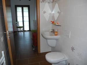 łazienka z toaletą i umywalką w obiekcie Agriturismo Piccolo paradiso w mieście Pianello Del Lario