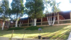 un edificio con un patio con árboles y un edificio en Linda Chacara em IBIUNA en Ibiúna