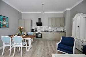 Kuchyňa alebo kuchynka v ubytovaní Niebieski Apartament DE LUX dla 4 osób Chorzów Katowice + 3 fotografie