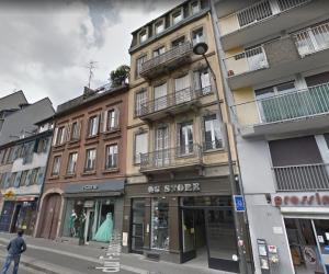 een winkel in een straat voor een gebouw bij Le 23 - Strasbourg in Straatsburg