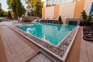 an overhead view of a swimming pool with chairs and a building at Hotel Nufarul in Baile Felix