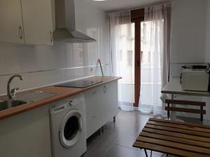 Nhà bếp/bếp nhỏ tại Apartamento Turistico Puente Romano P3 BAJO - B