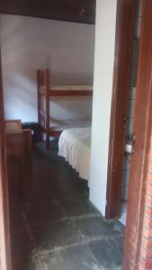Una cama o camas cuchetas en una habitación  de Linda Chacara em IBIUNA