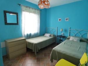 Arriba y Abajo Cadiz tesisinde bir odada yatak veya yataklar