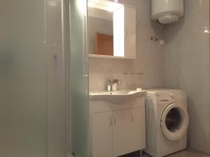 Un baño de APARTMENT LUNA, IZOLA, San Simon 9 fotos más