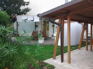 pergola na podwórku domu w obiekcie Le Vallonee B&B w mieście Aradeo
