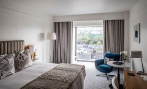 Uma cama ou camas num quarto em The River Lee Hotel a member of The Doyle Collection