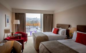 Uma cama ou camas num quarto em The River Lee Hotel a member of The Doyle Collection