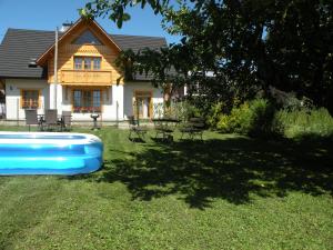 a blue frisbee laying on the grass in front of a house at KrokusChata pod Sokolicą in Krościenko