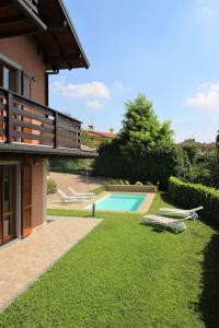 un patio con piscina y una casa en LA VALLETTA MAISON en Ponteranica