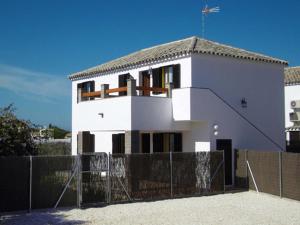 una casa blanca con una valla delante en Arriba y Abajo Cadiz, en Zahora