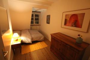 1 dormitorio con 1 cama, vestidor y ventana en Colmar City Center - Cosy Appartement BED' N' BREDALA Max, en Colmar