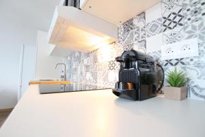 een koffiezetapparaat op een aanrecht in een keuken bij Colmar Historic Center - BELLE ALSACE 5 - 4 étoiles in Colmar