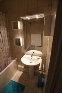 La petite salle de bains est pourvue d'un lavabo et d'une douche. dans l'établissement Colmar City Center - Cosy Appartement BED' N' BREDALA Max, à Colmar
