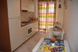 A kitchen or kitchenette at ART B&B