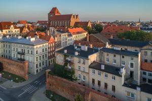widok miasta z lotu ptaka z budynkami w obiekcie Apartament Łazienna River View AC Progres w Toruniu