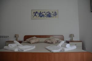 A bed or beds in a room at ART B&B Még 37 kép