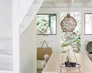 un comedor blanco con mesa y sillas en Modern A-Frame vakantiehuis Durbuy Ardennen, en Durbuy