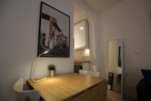 una oficina con escritorio y una foto en la pared en Colmar City Center - Quiet Studio ALSACE, en Colmar