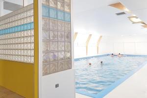 Swimmingpoolen hos eller tæt på Modern A-Frame vakantiehuis Durbuy Ardennen