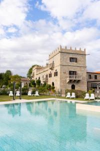 una grande piscina di fronte a un edificio di Hotel Pazo O Rial a Vilagarcia de Arousa