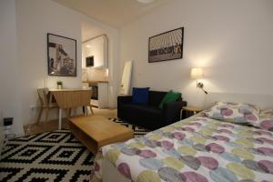 1 dormitorio con cama, silla y escritorio en Colmar City Center - Quiet Studio ALSACE, en Colmar