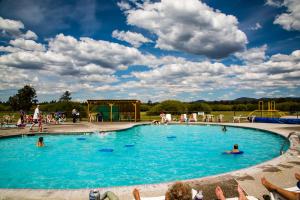 Bazén v ubytování Bend-Sunriver Camping Resort 24 ft. Yurt 16 nebo v jeho okolí