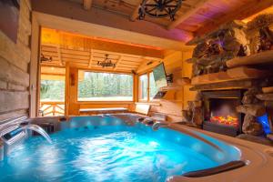 Bazén v ubytovaní Willa Przy Dolinie Kościeliskiej - Prywatne Jacuzzi & Sauna alebo v jeho blízkosti