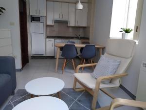 salon ze stołem i krzesłami oraz kuchnię w obiekcie A casa da Liberdade w mieście Ourense